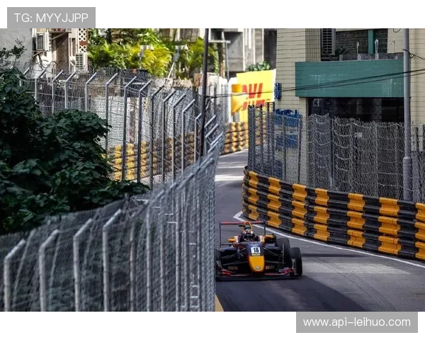 排位赛期间多位车手14号弯冲入缓冲区，赛道湿滑陷阱凸显