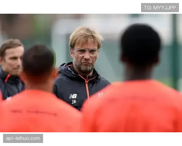 法兰克福球迷高歌助威,球队随即打出连续三脚传递的经典反击